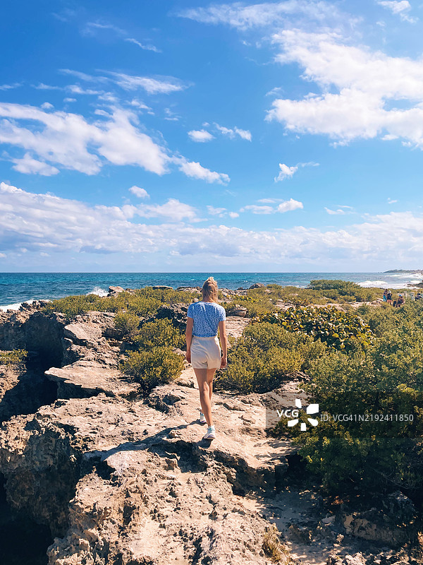 在墨西哥穆赫尔斯岛探索海岸小径图片素材