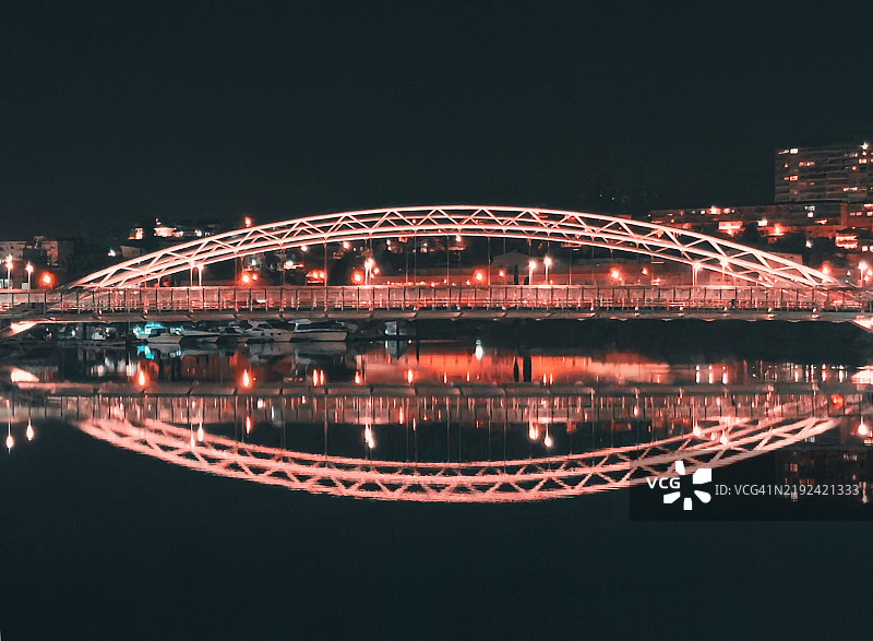 夜晚的科连特斯大桥与河口的倒影。图片素材