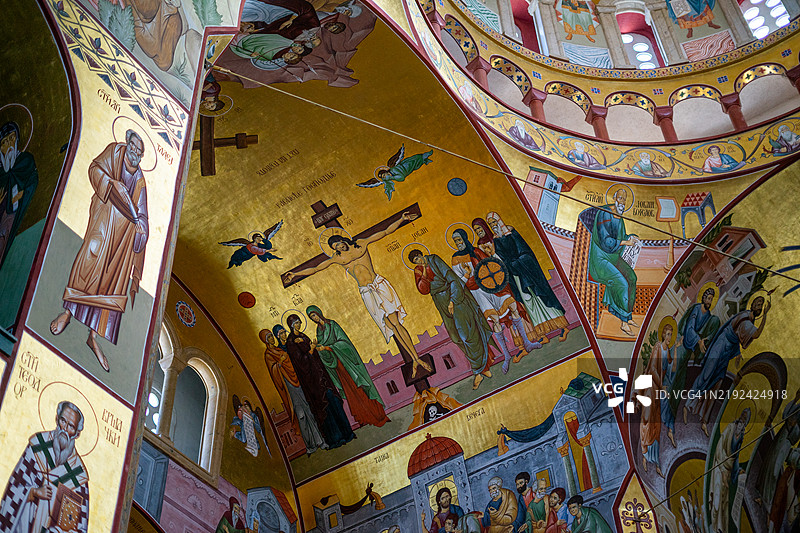复活基督大教堂的内部，色彩斑斓的壁画描绘了耶稣基督。图片素材