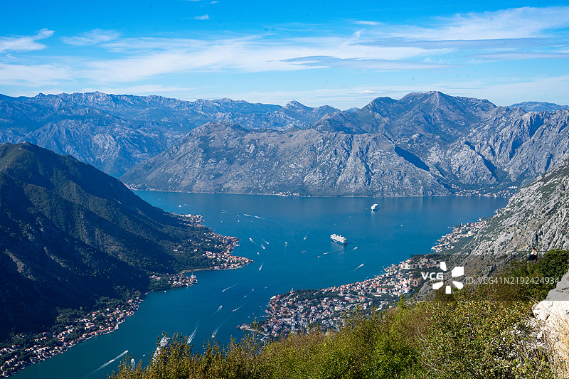 从黑山山顶俯瞰科托尔湾的壮丽景色图片素材