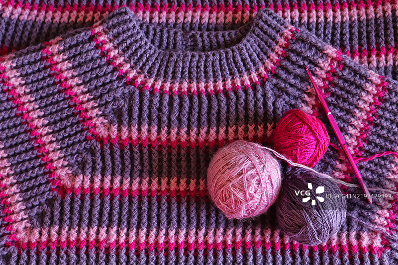 你的冬季手工项目：紫粉色调的钩针毛衣背心图片素材