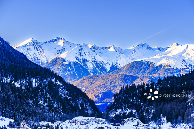 瑞士阿尔卑斯冬季山谷图片素材