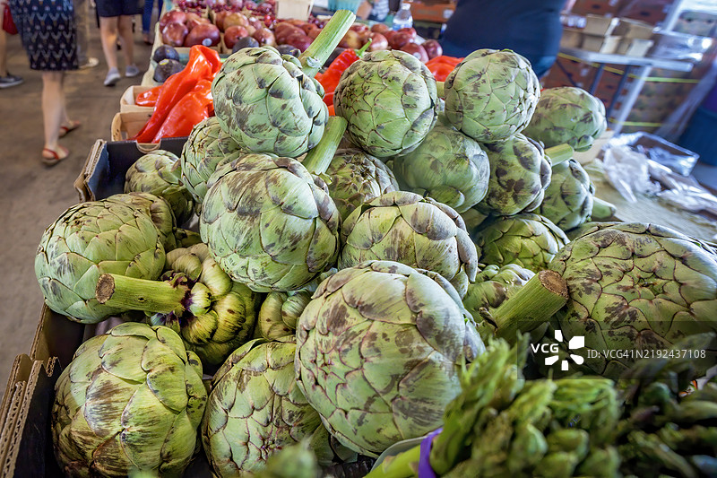 农贸市场的新鲜朝鲜蓟图片素材