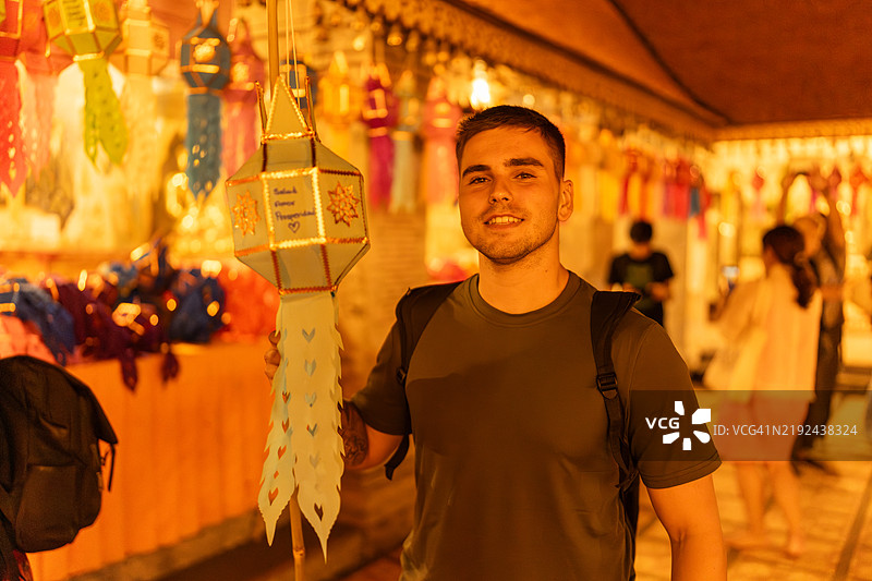 游客在泰国夜市手持传统天灯图片素材