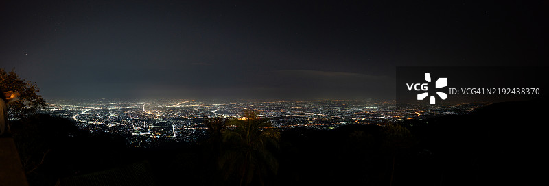从素贴山寺俯瞰清迈市夜景全景图片素材