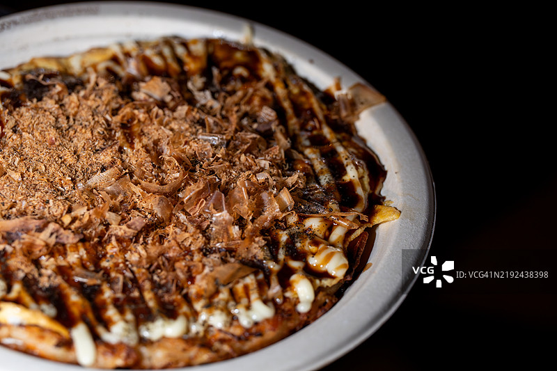 正在热板上制作的日本咸煎饼（大阪烧）图片素材