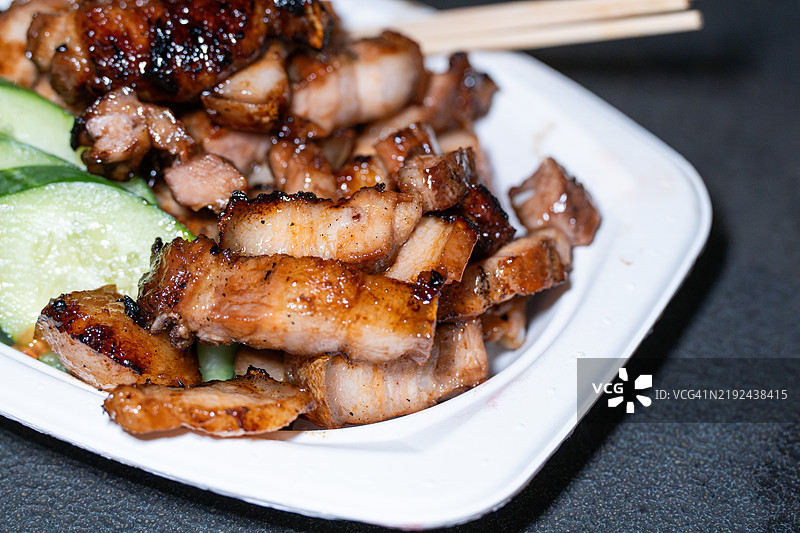 美味的烤五花肉片配黄瓜和筷子图片素材