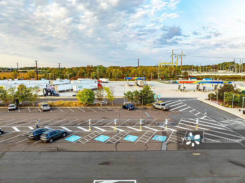 美国宾夕法尼亚州阿伦敦的I-476和I-78南向高速公路服务区鸟瞰图图片素材
