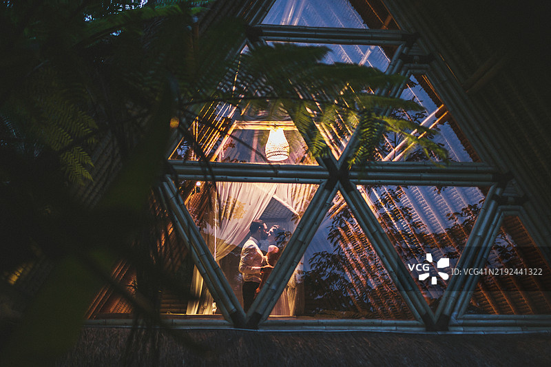 独特三角形竹屋顶窗设计下的浪漫夜景图片素材
