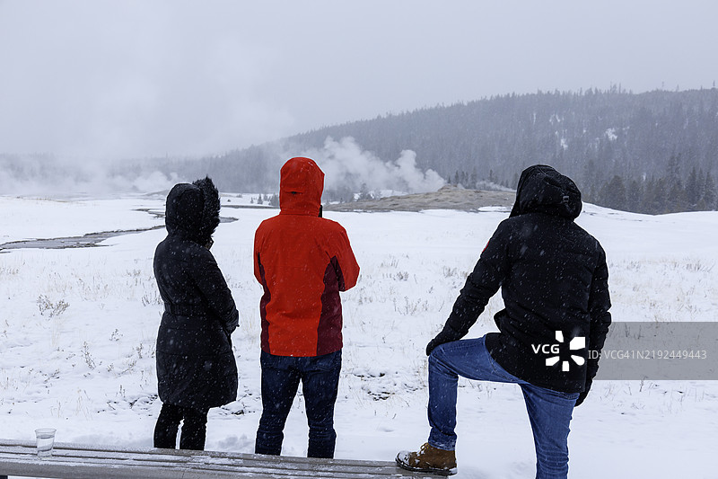 冬季游客观看老忠实喷泉图片素材
