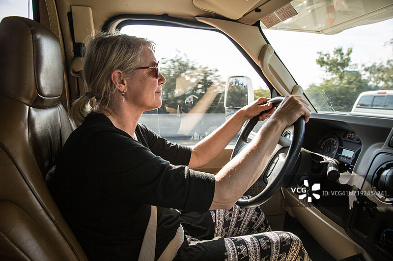 女性驾驶房车图片素材