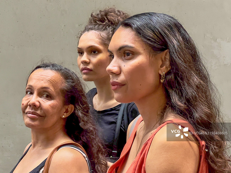 三位土著女性在街上行走图片素材