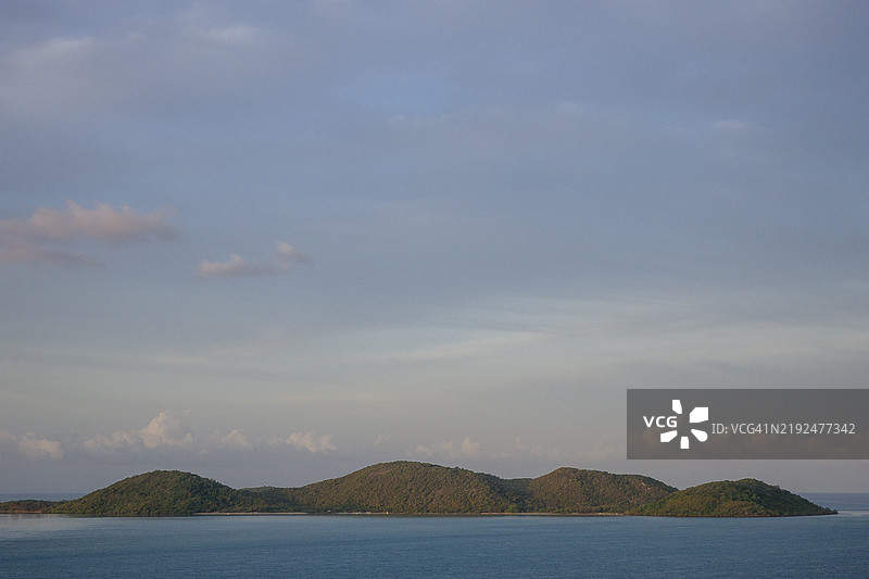 从格林山福特（Green Hill Forte）俯瞰的岛屿山景，位于澳大利亚昆士兰州远北地区的星期四岛。图片素材