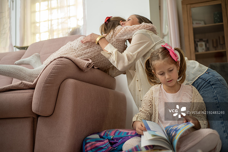母亲与女儿在家中亲密互动，温馨的家庭时光图片素材