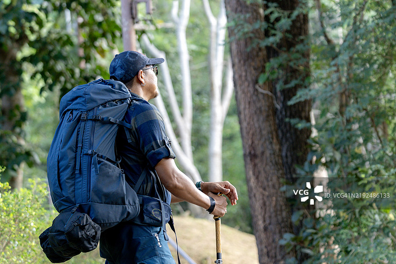 一名男性徒步旅行者图片素材