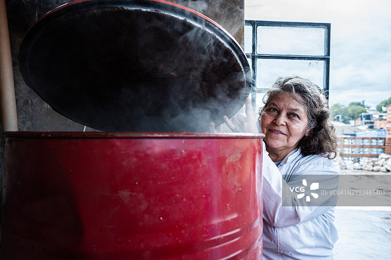 在化工厂工作的老年女性图片素材