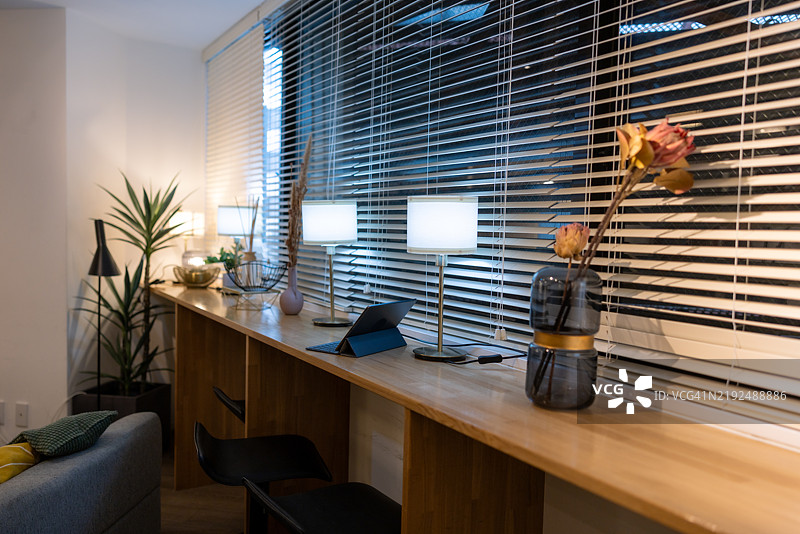 没有人的客厅中的餐桌图片素材