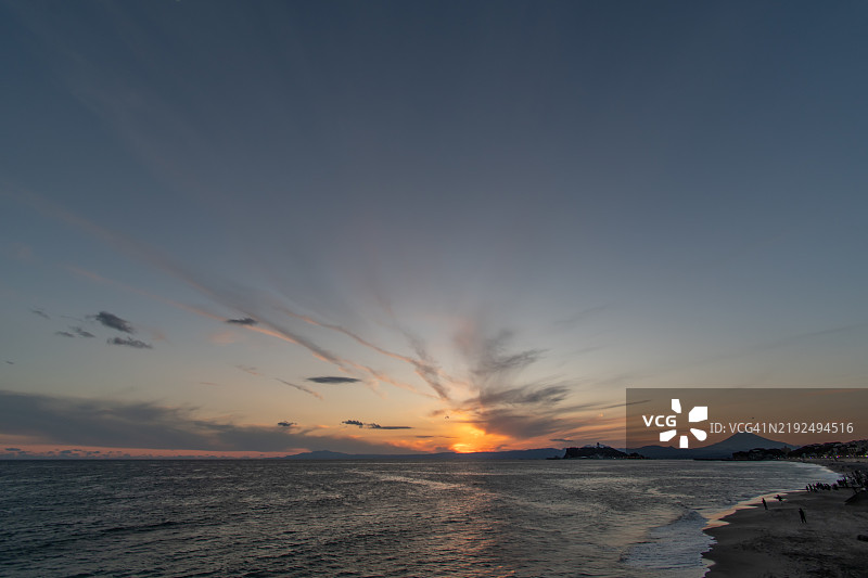 日本神奈川的富士山与日落海滩图片素材