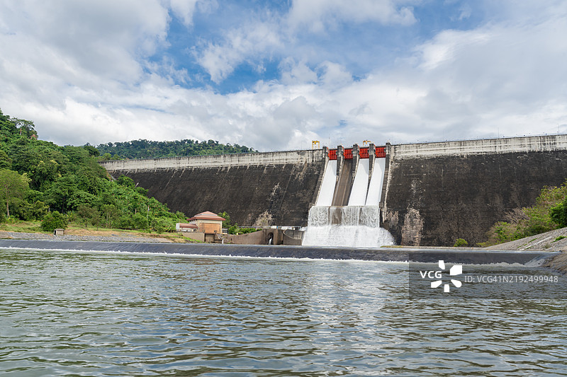 在那空那育的昆丹帕坎春大坝，水流过溢洪道。图片素材