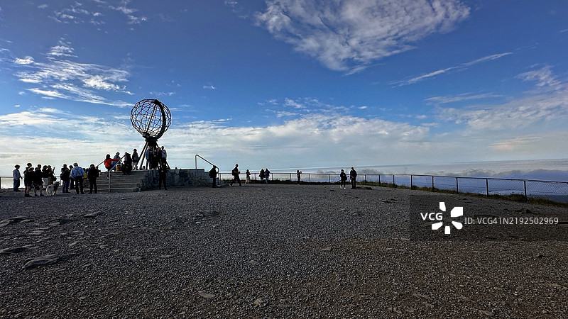 北角海岸线的剪影游客，欧洲之巅地球仪图片素材