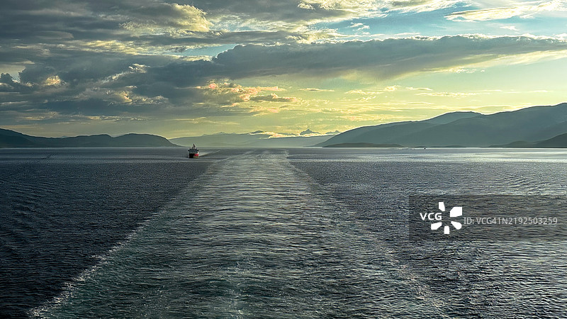 挪威北部的山地岛屿图片素材