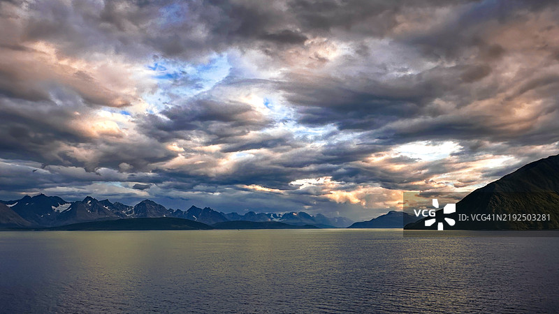 挪威北部日出山脉岛屿图片素材