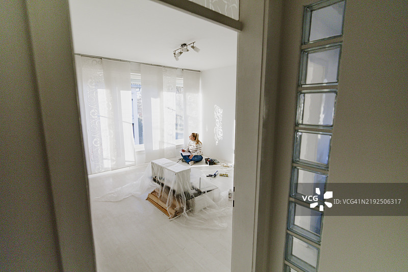 坚定的白人女性家居装修项目图片素材