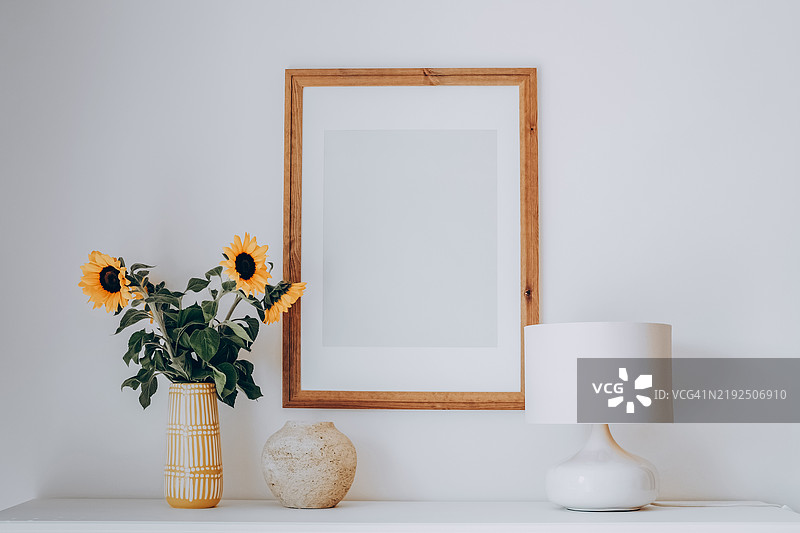 极简主义室内设计，配有乡村风格的木框和向日葵装饰。图片素材