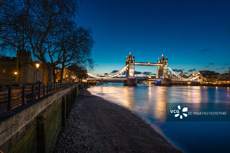伦敦夜晚的塔桥图片素材