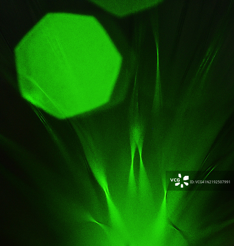 一个浅青色六边形，背景是黑色和鲜艳的绿色。图片素材