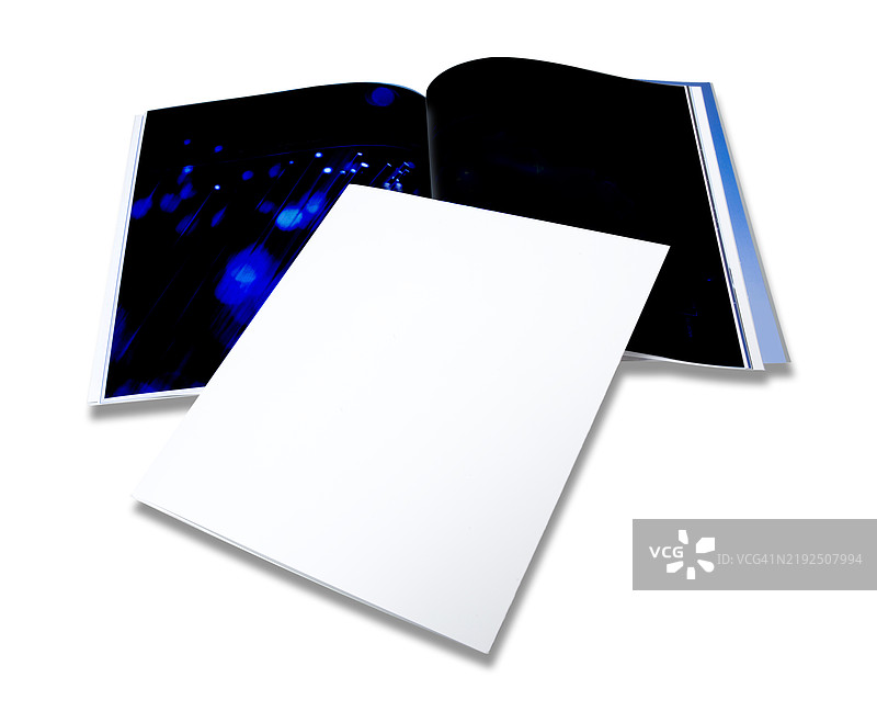 一本空白书封面放置在深色的页面上图片素材