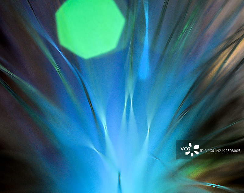 一块明亮的青柠绿六边形形状位于生动的蓝色纤维海洋之上图片素材