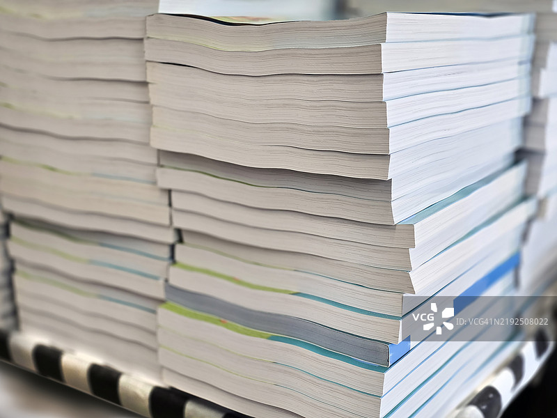 一堆白色封面的书籍和宣传册或小册子图片素材