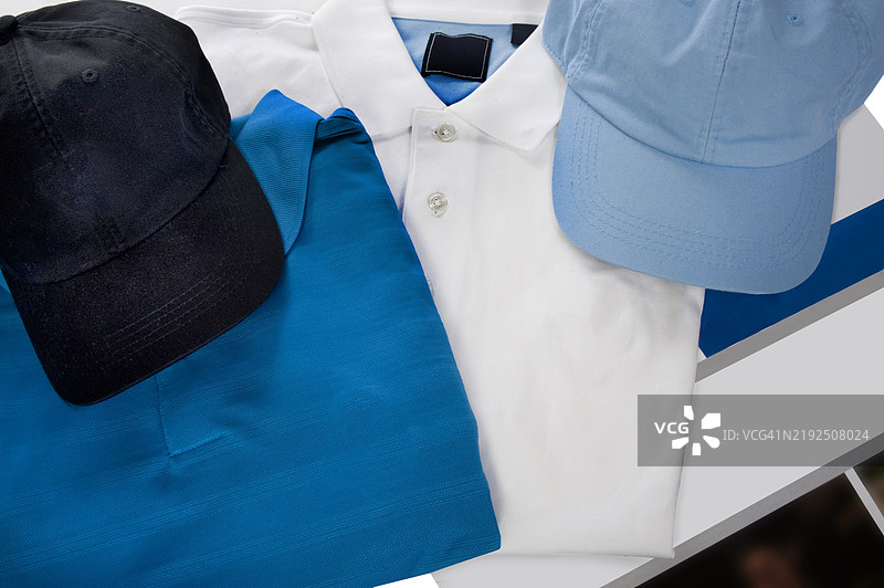 高尔夫衫和帽子已准备好用于标志和品牌推广图片素材