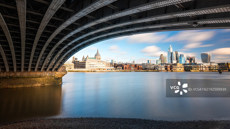 从布莱克弗赖尔斯桥下拍摄的伦敦河畔风景图片素材