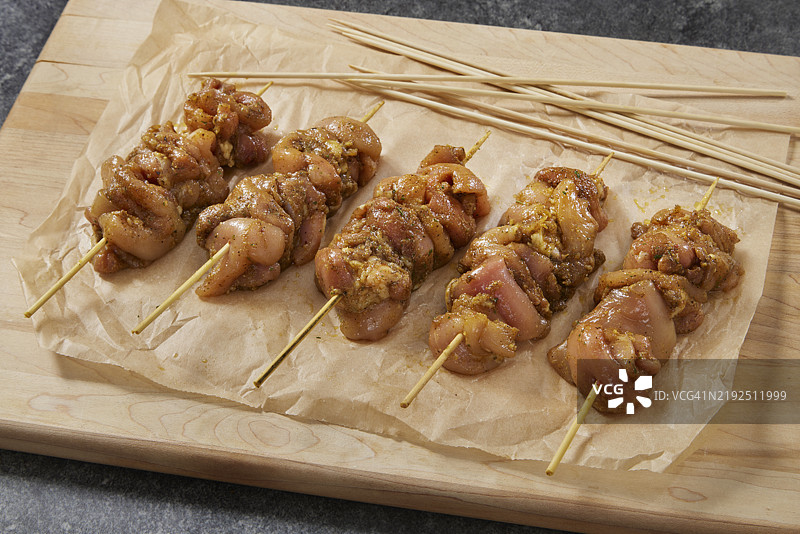 准备生鸡肉串图片素材