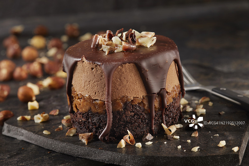 单人巧克力慕斯榛子软糖蛋糕图片素材
