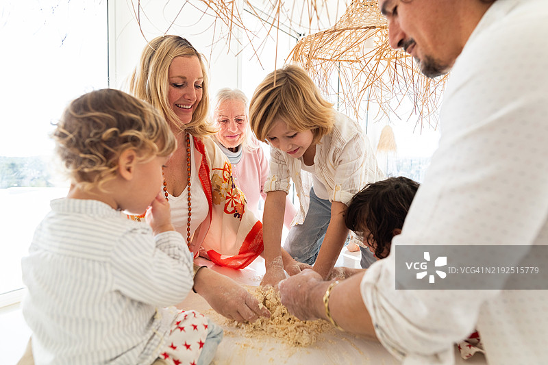 一家人在厨房一起制作比萨面团图片素材