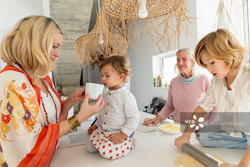 一家人在厨房一起制作比萨面团图片素材