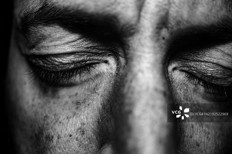 男人眼睛的特写，表达出强烈的情感图片素材