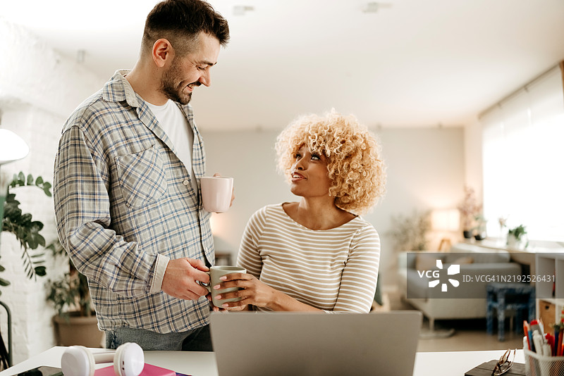男人给女人送咖啡。图片素材