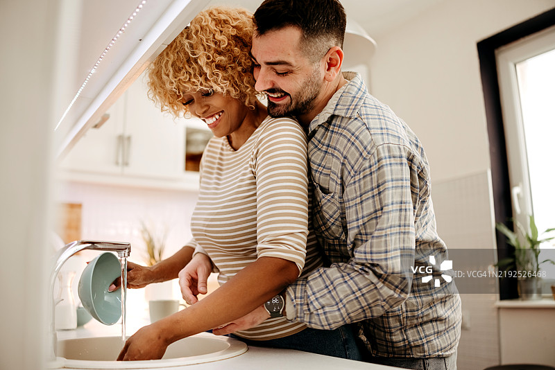 厨房里的情侣图片素材