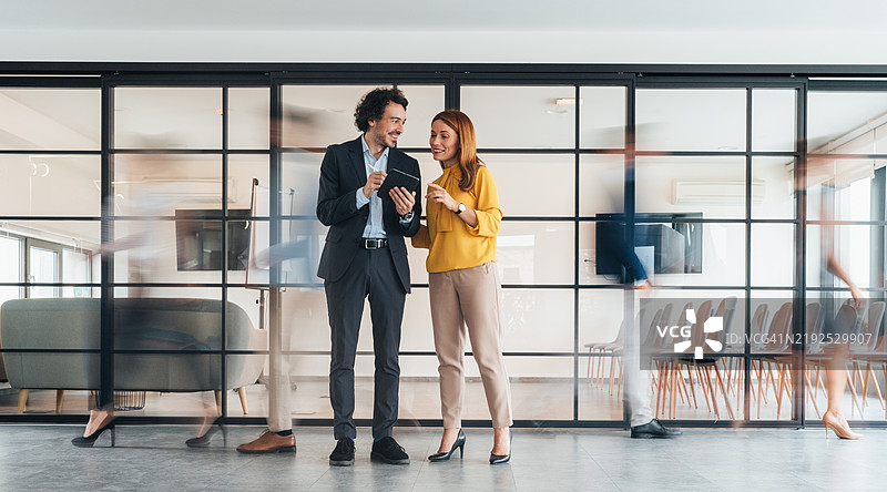 办公室忙碌的一天图片素材