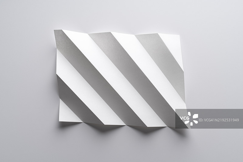 折叠成锯齿形的白纸图片素材