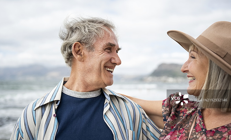 老年夫妇在海滩度假时享受乐趣图片素材