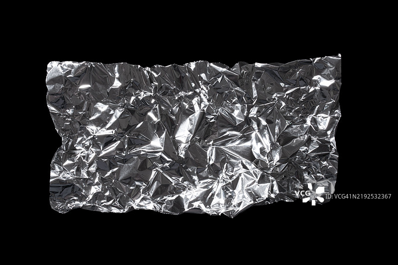皱巴巴的铝箔在黑色背景上孤立展示图片素材