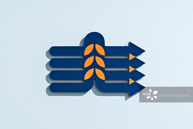 重叠的蓝色箭头向前移动，纸艺制作图片素材