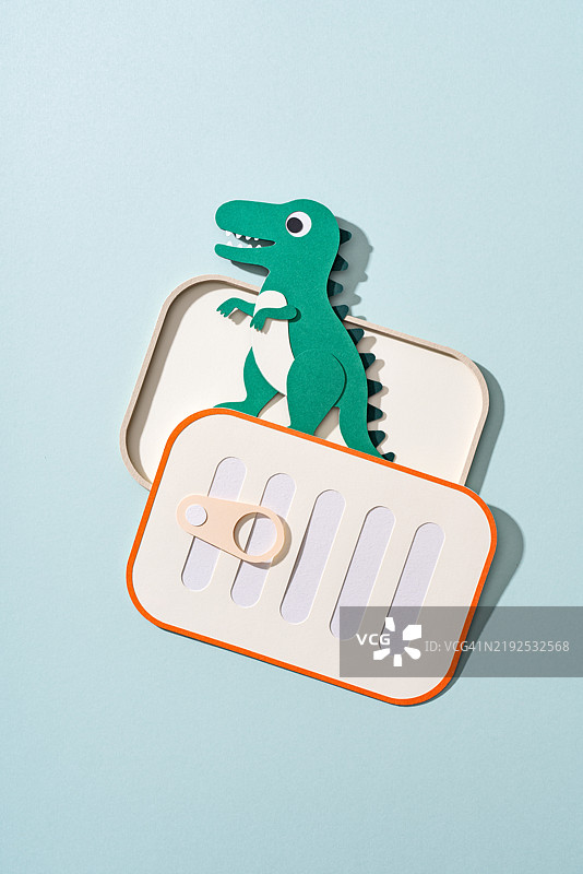 绿色卡通恐龙从打开的罐子里出来，纸艺手工制作图片素材