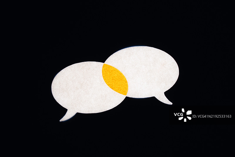 两个交叉的发光对话气泡，纸艺制作图片素材