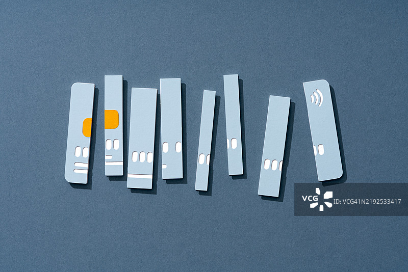 过期信用卡，撕碎的信用卡，纸艺图片素材